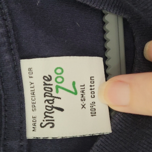 Kids navy blue tee from the Singapore Zoo. In very good condition - Picture 2 of 2